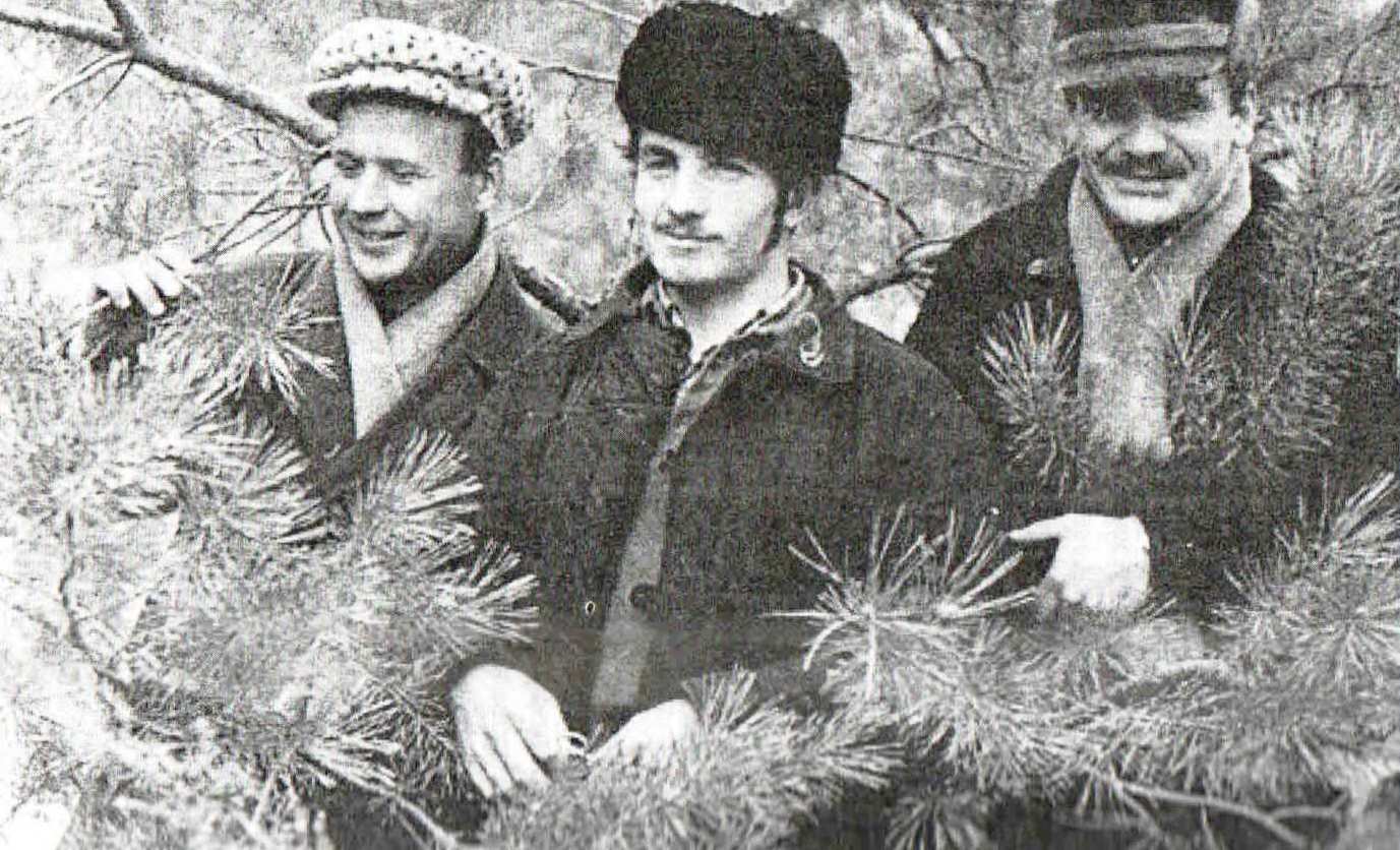 П.В. Ивахненко (крайний слева) с товарищами по работе, 1970 г..jpg